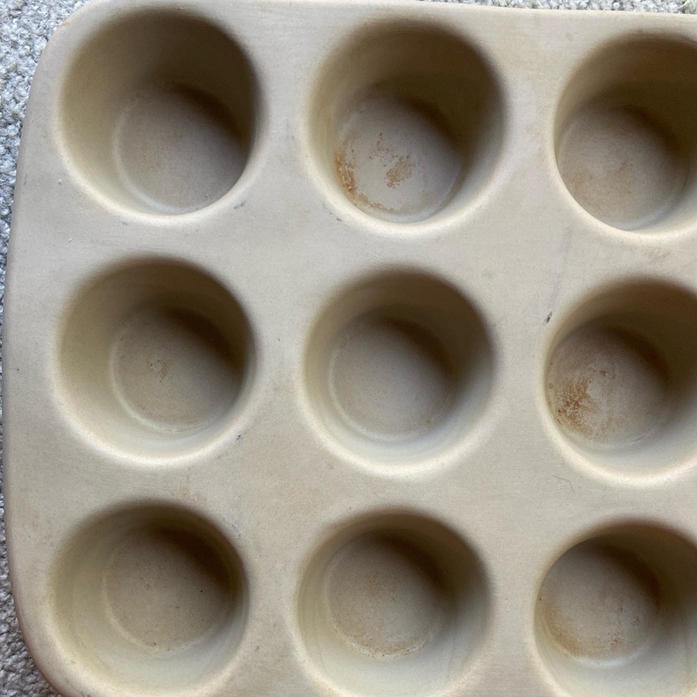 🪷Pampered Chef Family Heritage Stoneware Muffin Cupcake Pan Discontinued RARE - Picture 9 of 9